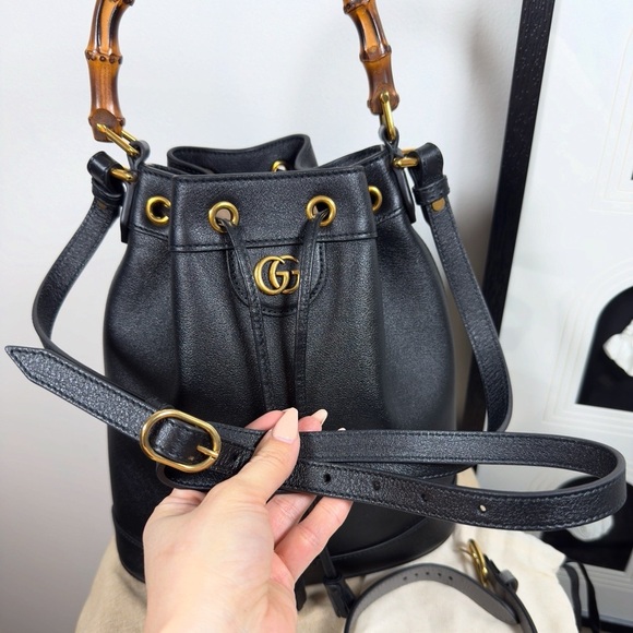 GUCCI DIANA BUCKET BAG WITH BAMBOO HANDLE - Picture 8 of 9